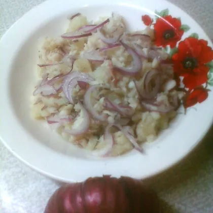 Рыбный салат с крымским луком