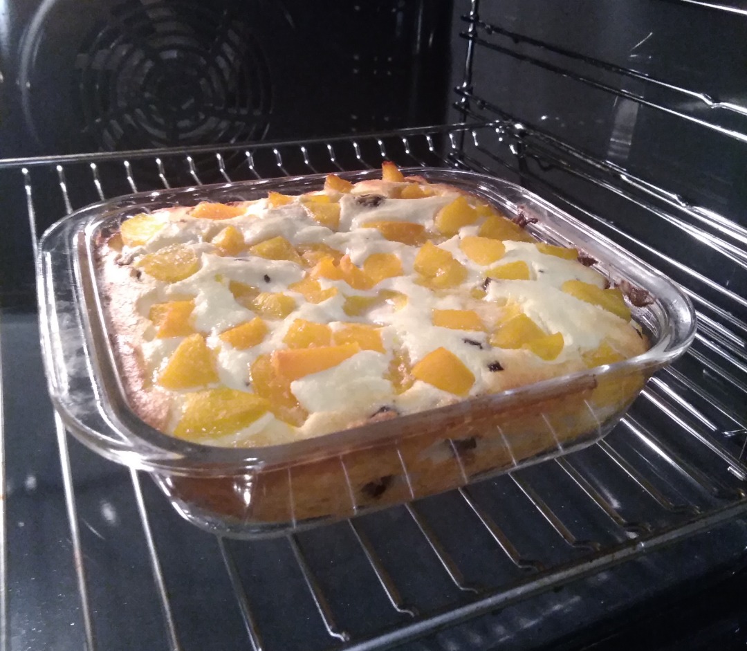 Творожная запеканка с изюмом и персиками