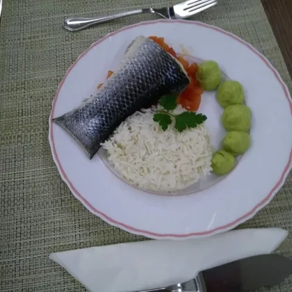 Рыба на пару с рисом и с соусом из авокадо
