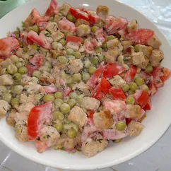 Простой и сочный салат из помидоров, горошка и сухариков