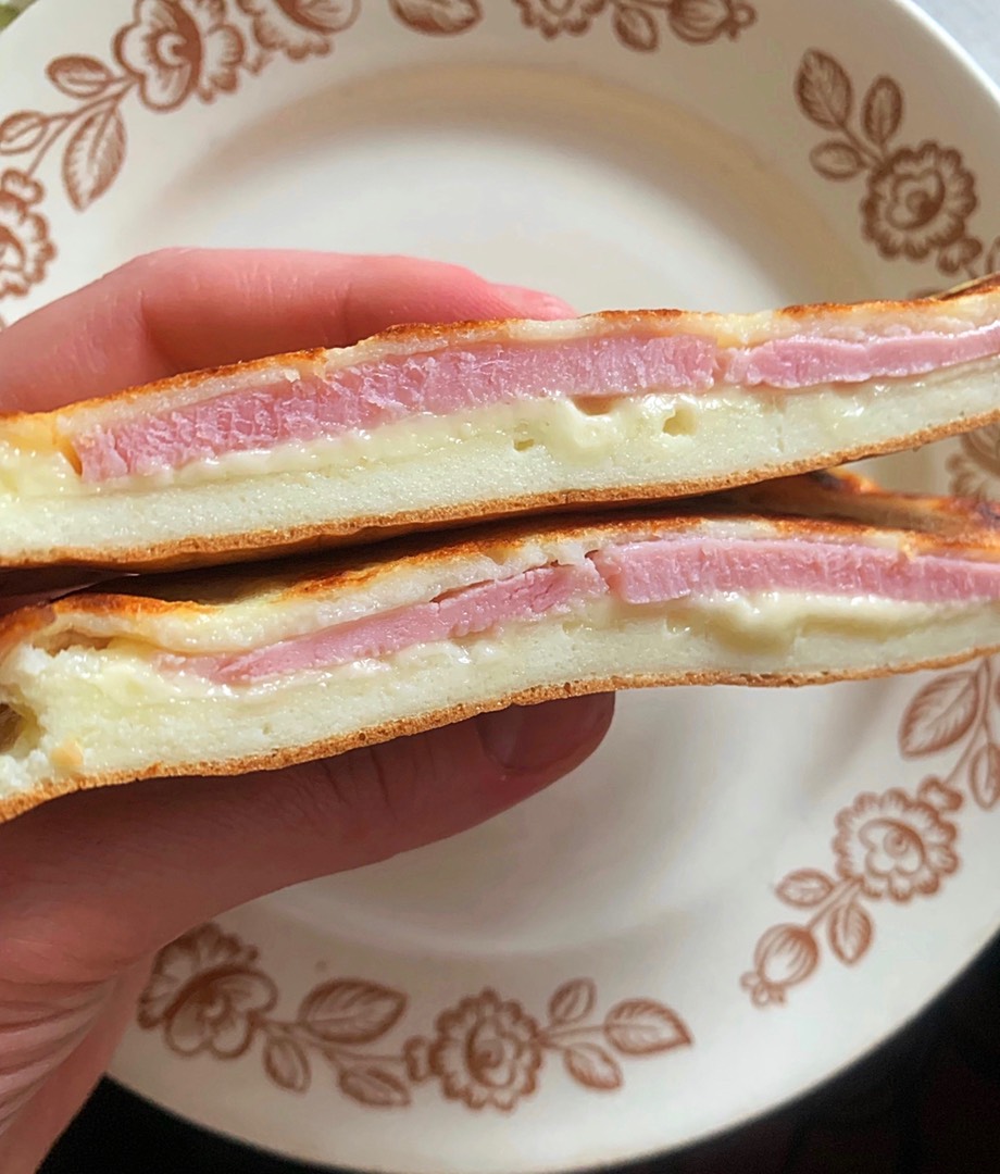Сырная лепешка с ветчиной