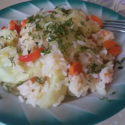 Тушенные кабачки с рисом и овощами
