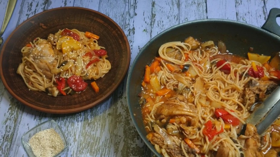 Спагетти с курицей и овощами