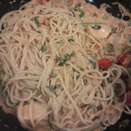 Спагетти с лососем, спаржей и помидорами черри в сливочно - шафрановом соусе
