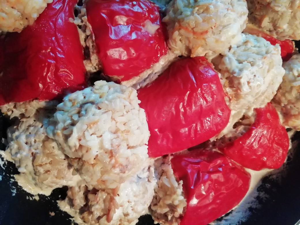 Перец фаршированный в сметанно-соевом соусе