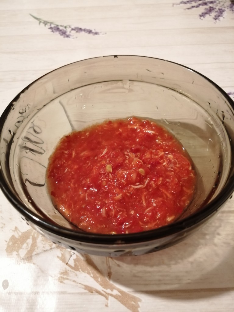 Хреновина – острый соус из помидоров с хреном и чесноком: как его приготовить