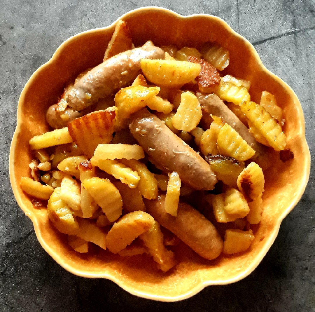 Рецепт блюда Колбаски по-баварски с картофелем и капустой по шагам с фото и временем приготовления