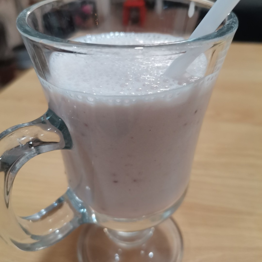 Молочный коктейль с замороженными ягодами рецепт – Авторская кухня: Напитки. «Еда»