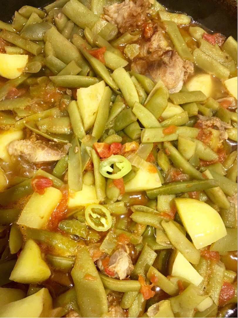 Свинина тушёная со стручковой фасолью