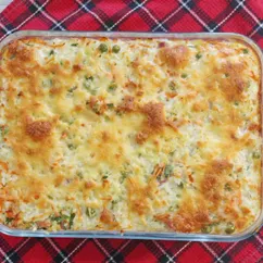 Рисовая запеканка с грудинкой и овощами