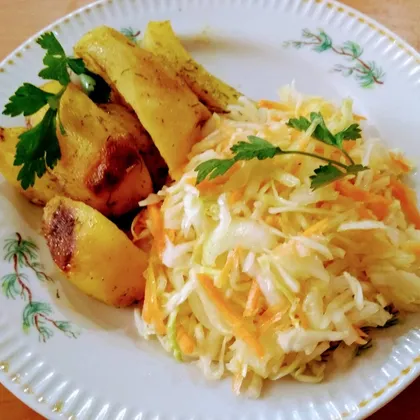 Запеченный в духовке картофель с  салатом из капусты