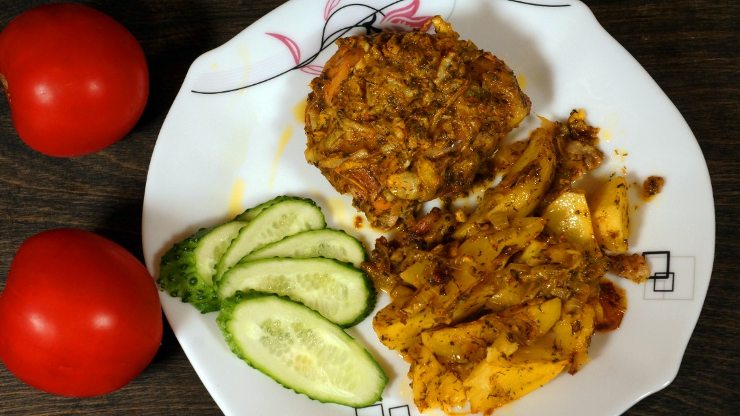 Курица в йогуртовом маринаде с картофелем из духовки