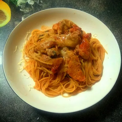 Спагеттини с курицей в остром томатном соусе