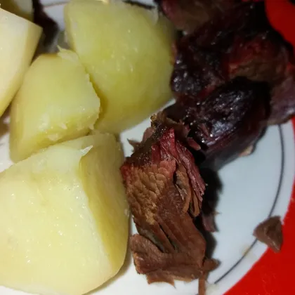 Отварной картофель с копченым мясом
