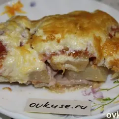 Свинина, запеченная с помидорами, картофелем и сыром