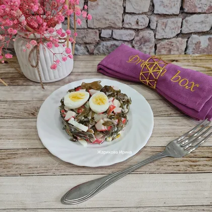 Салат с морской капустой и крабовыми палочками