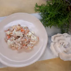 Крабовый салат с фасолью