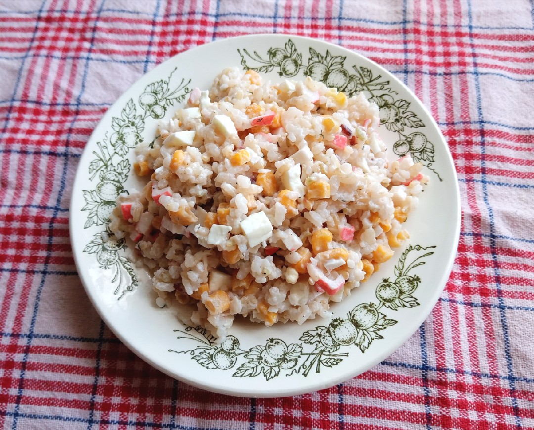 Салат из крабовых палочек с кукурузой и рисом