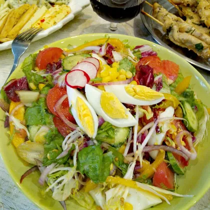 Салат с овощами, кукурузой и яйцом