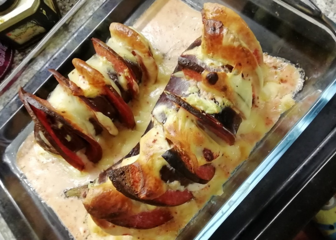 Баклажан-гармошка с помидорами и сыром