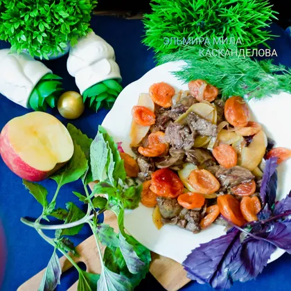 Куриная печень с курагой и яблоком