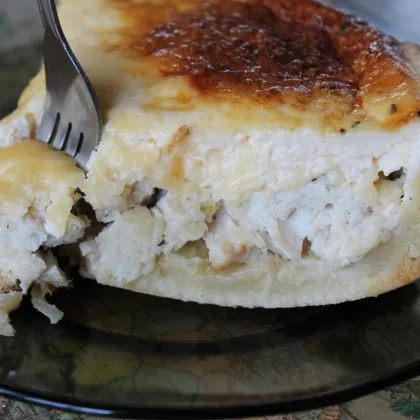 Пирог с курицей под сырной заливкой
