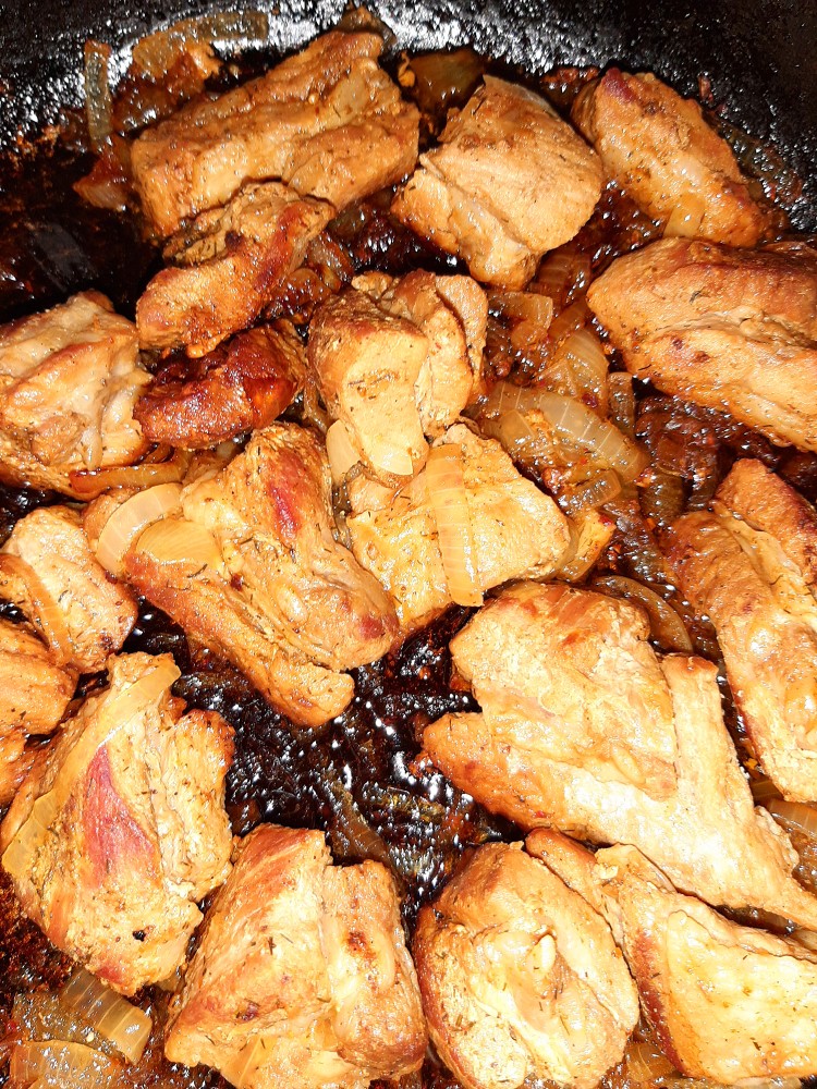 Жарим свинину с луком на сковороде: рецепт с фото