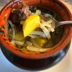 Тушеный картофель с тушёнкой в горшочках