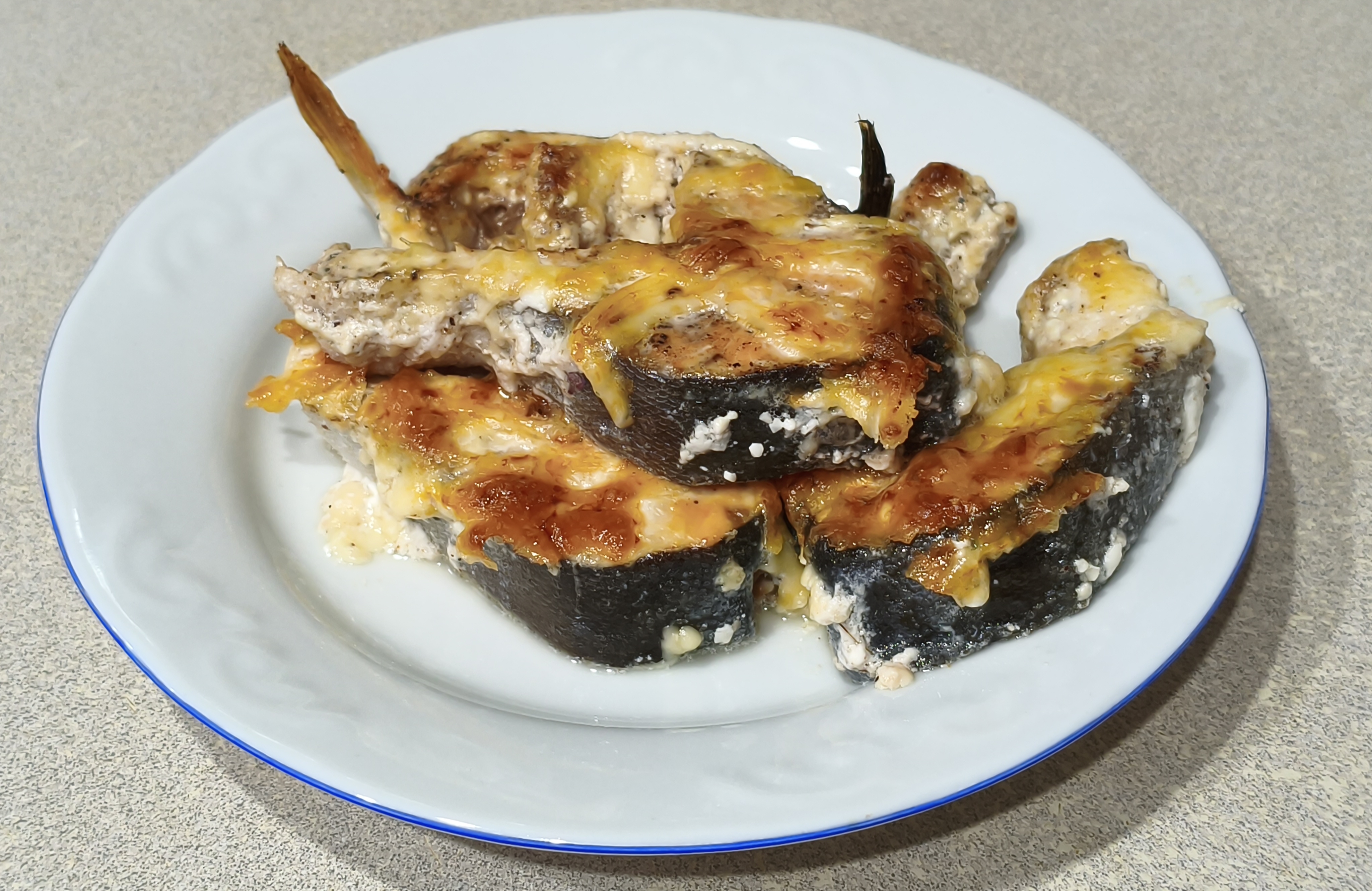 Горбуша, запеченная в духовке в сметанном соусе