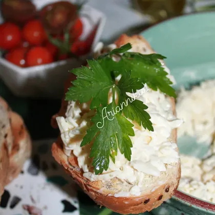 Горячие бутерброды с сыром, помидорами и чесноком