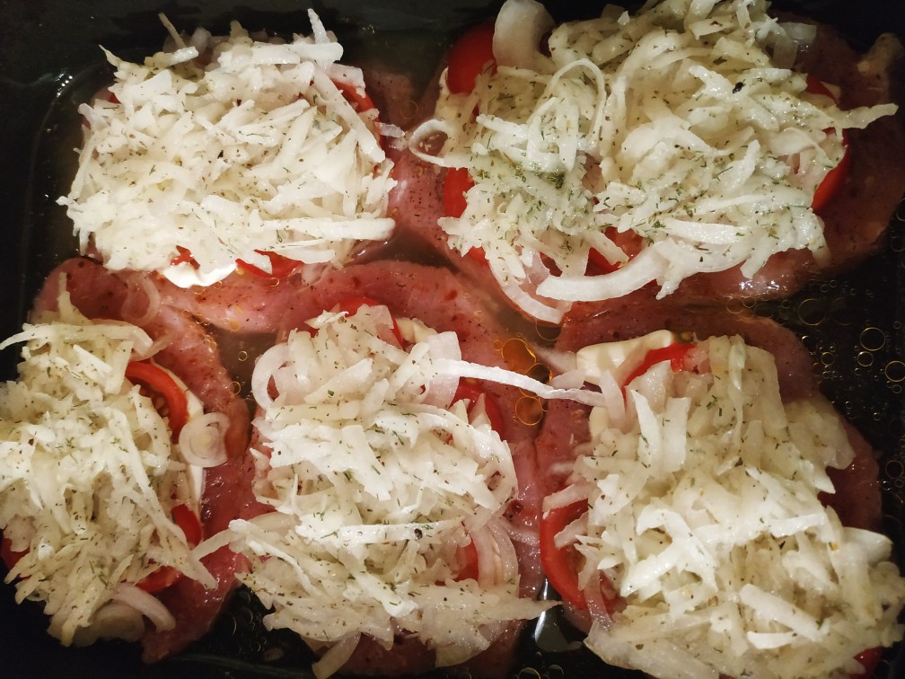 Свинина запечённая с помидорами и картофельное Алиго. Видео