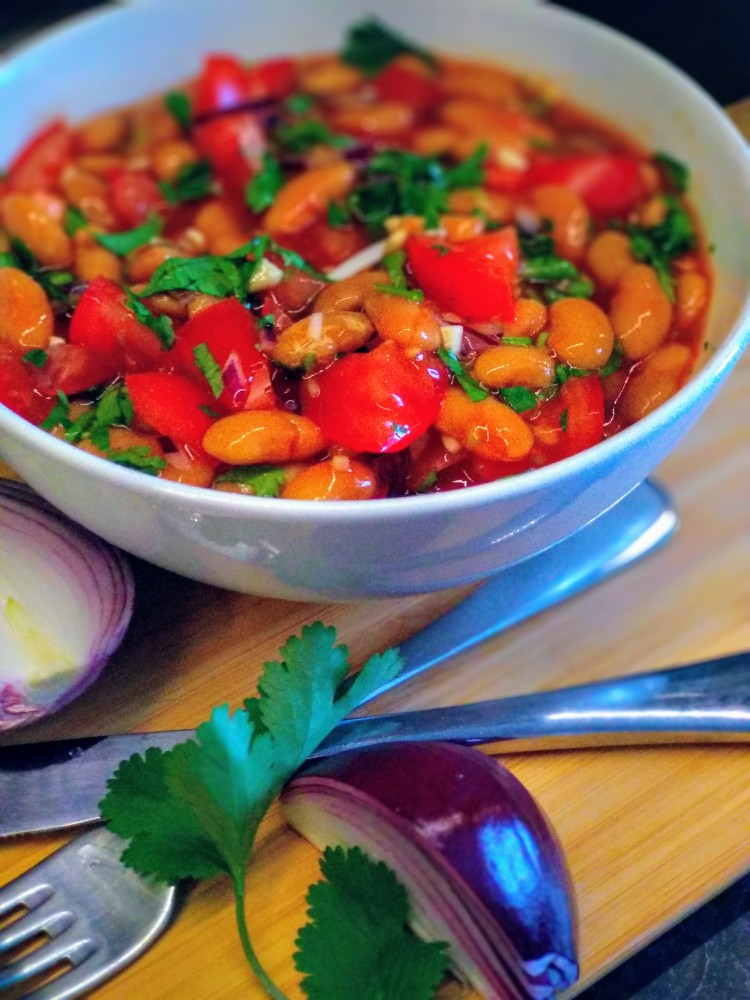 Салат из фасоли с помидорами и сыром