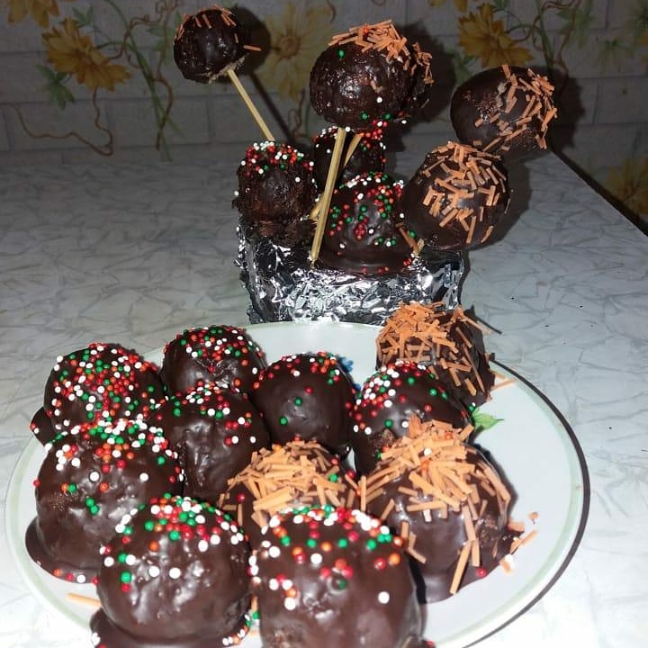 Кейк-попсы и мини бисквитные пирожные в шоколаде с посыпкой