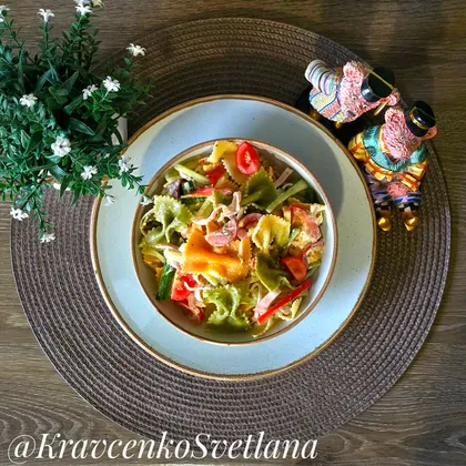 Салат с макаронами и ветчиной  