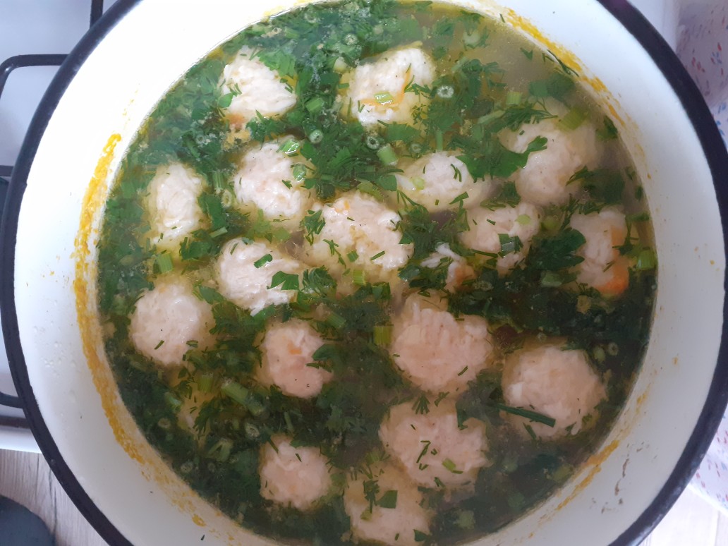 Суп на курином бульоне с сырными шариками