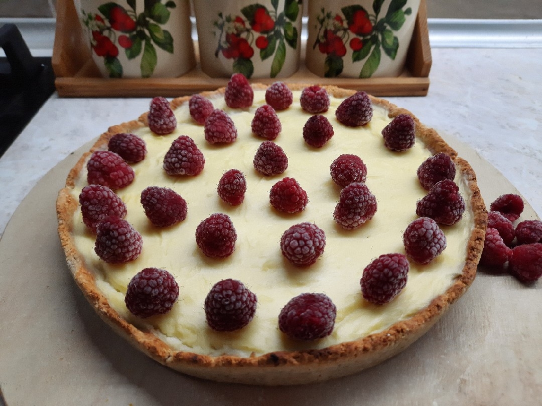 Нежный тарт с заварным кремом и малиной 😊🥰