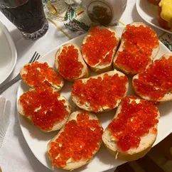 Бутерброды с красной икрой и сливочным сыром