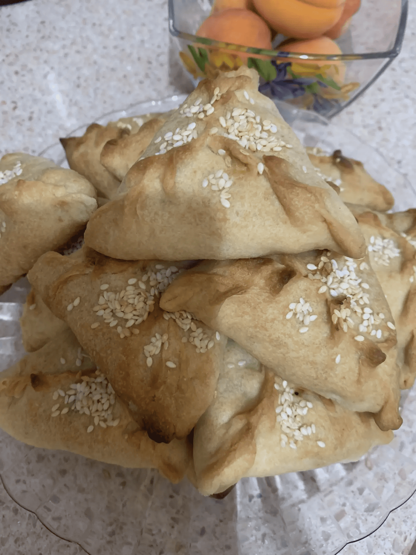 Косняки с яйцом, зелёным луком и кунжутом