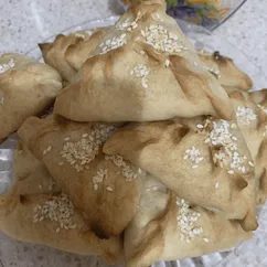 Косняки с яйцом, зелёным луком и кунжутом
