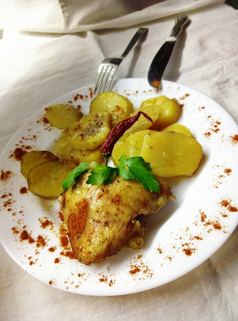 Куриные бедрышки, запеченные с картошечкой🍗