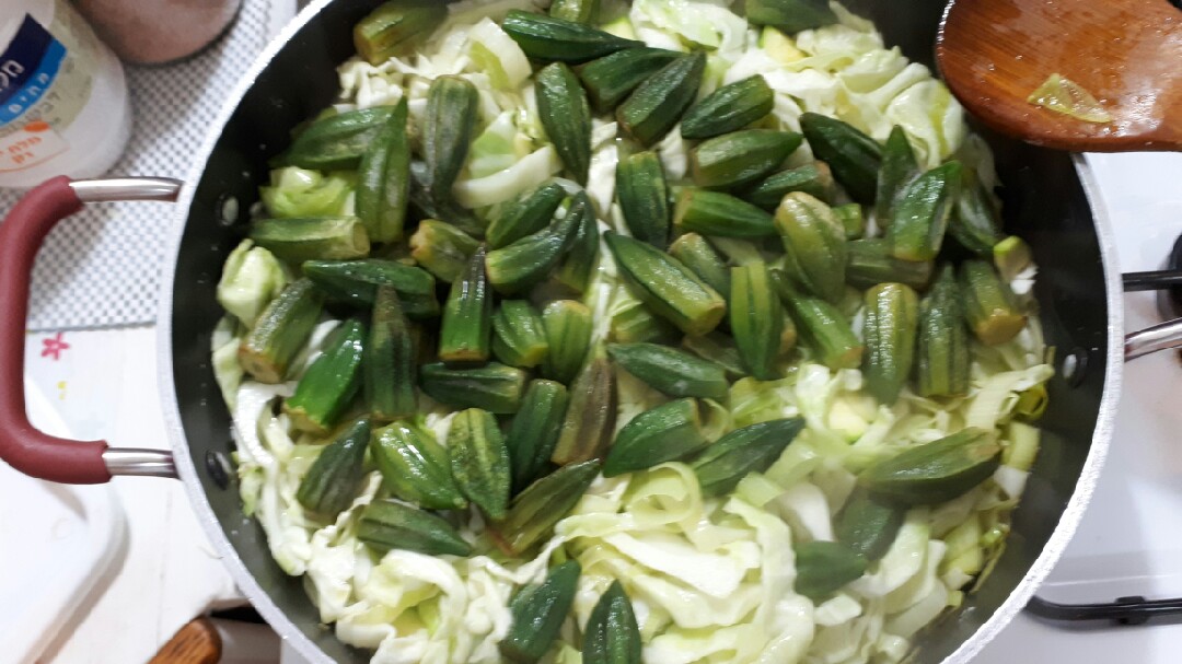 Бамия со свежей капустой и цукини