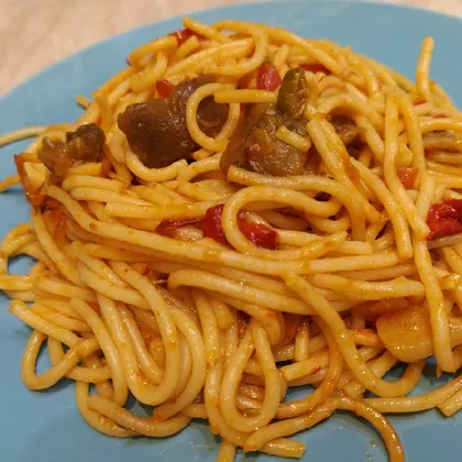 Спагетти с баклажаном и сладким перцем в томатном соусе