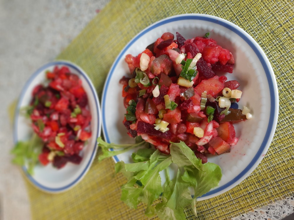 Классический винегрет с горошком, солеными огурцами и квашеной капустой