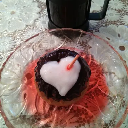 Зефирное сердце с шоколадно-творожным кексом и вишневым сиропом