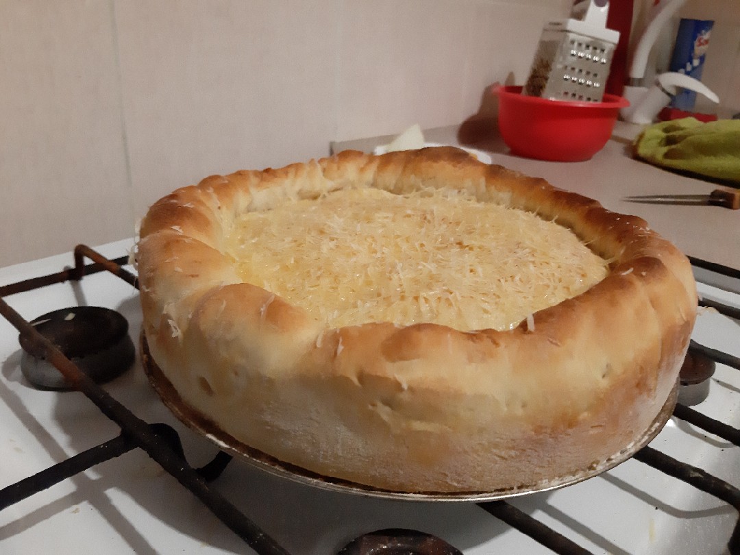 Заливной пирог с сыром, ветчиной и зелёным луком: рецепт - Лайфхакер