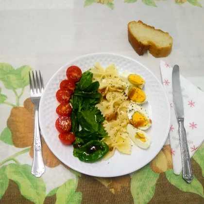 Паста со шпинатом и варёным яйцом