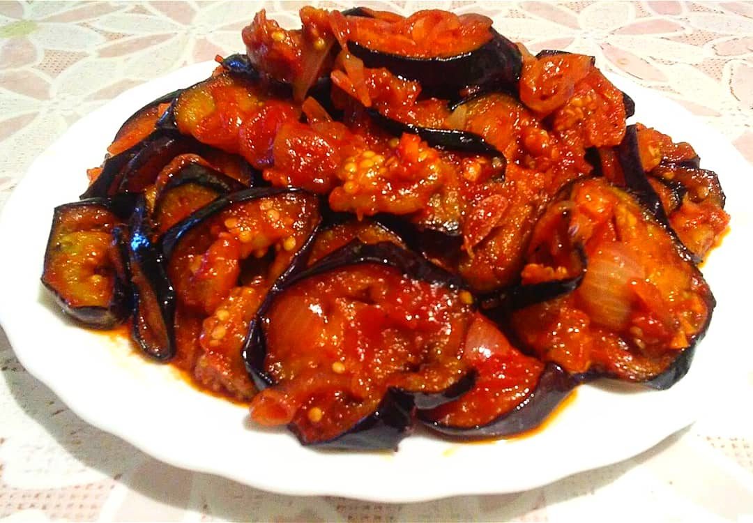 Баклажаны обжаренные в томатном соусе с лучком