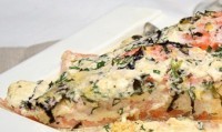 Лосось, запеченный под соусом с травами