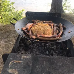 Рис с сосисками на берегу озера