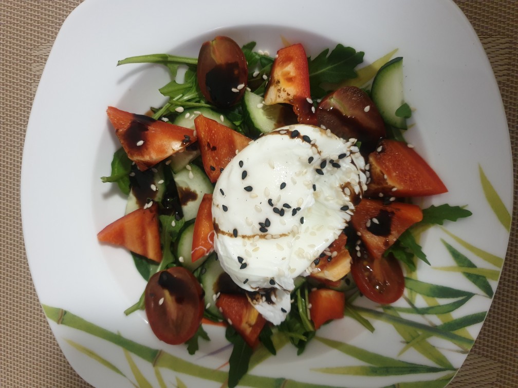 Салат с яйцом пашот